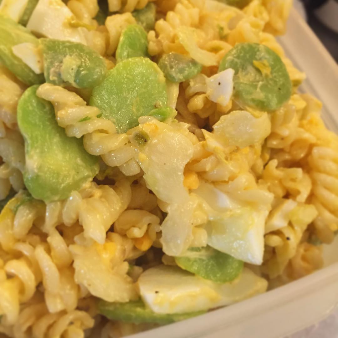 本日夜からの新メニュー、そら豆とセロリのマカロニサラダです。いつものランチに添えているマカロニサラダより少し大人の、おつまみサラダ。ビール持って来てー！（麻）