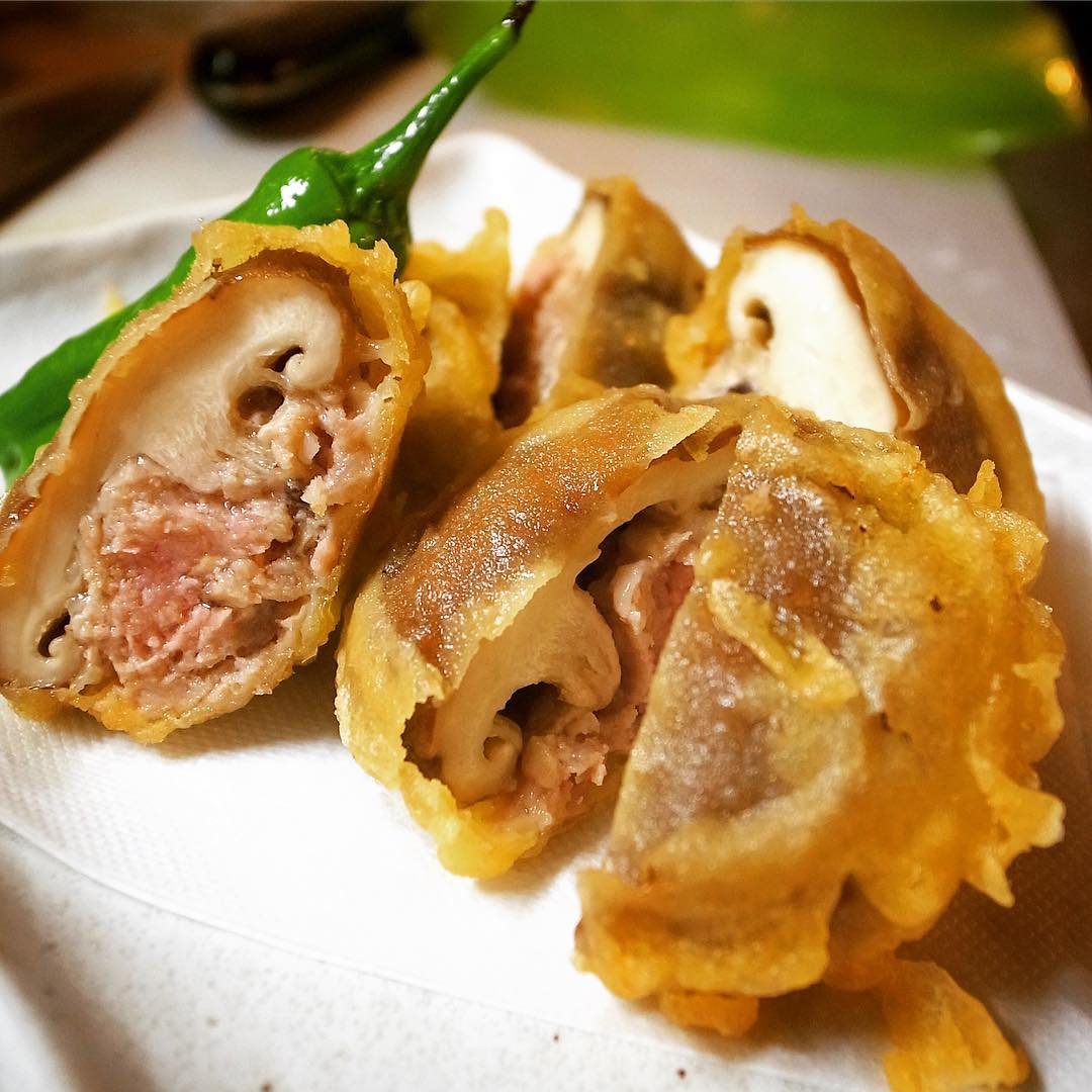 さてと母の日！日曜の夜！今夜のおススメはなんと8年ぶりの登場は「しいたけの陣笠揚げ」！いや、こうゆう挽肉ものにメッポウ弱いワタクシです！（苦笑）あつあつを山椒塩で！ひえひえビールとどうぞ！（アップしそこなってた！…苦笑）（お）