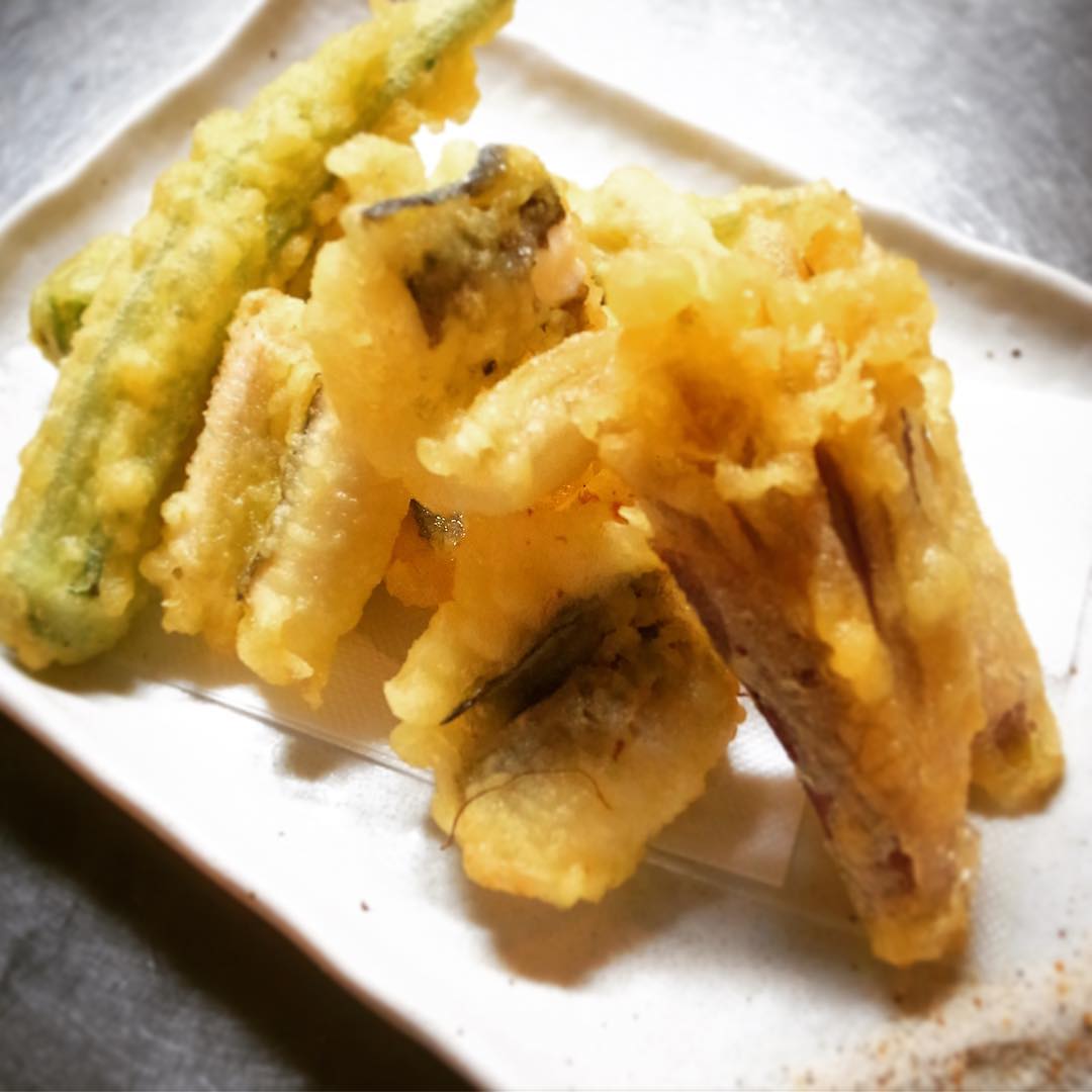 というわけで、今夜の新メニューは「穴子と夏野菜の天ぷら」！からりと揚げた穴子のおいしさ！さっくり夏野菜は茗荷とオクラ！あつあつを山椒塩と天つゆで！（お）