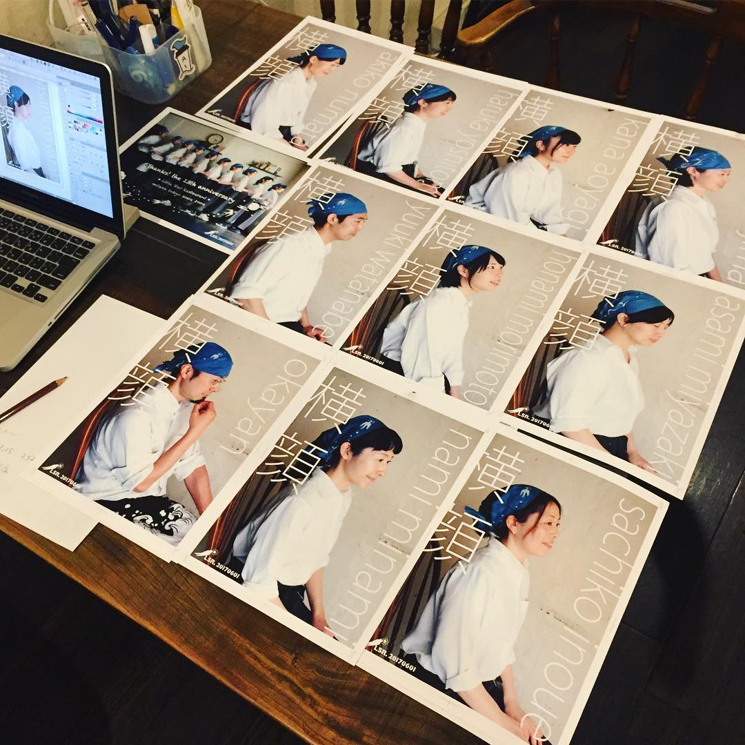 さてと店内は今年も当店メンバー紹介がわりのポスター展は「横顔」！これは先日定休日にワタクシがあれこれ色味調整して小さなサイズにプリントしたもの…となかなかいい感じです（自画自賛…笑）（お）