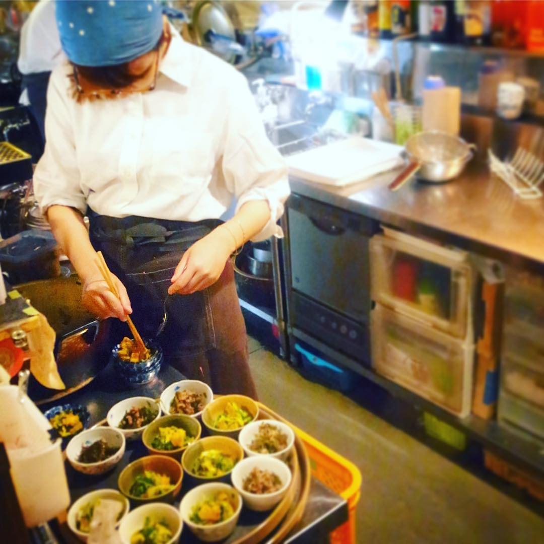 さてと、そんな今夜のホールは助っ人ののだみさん！すでにちょこちょこお通しなどを盛ってくれておりますよ！みなさんのご来店お待ちしておりまーす！（お）