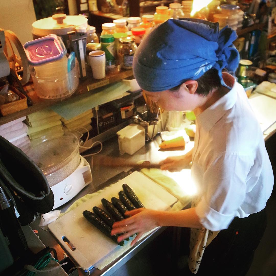 さてと先週登場は夏のぶっ叩きメニューは「たたききゅうりとねぎのあえもの」！いや、乱暴なようで叩くからこそのおいしさなんですよ！と、新人キッチンのトミーが今年は叩きますよ！（お手柔らかに！…笑）（お）