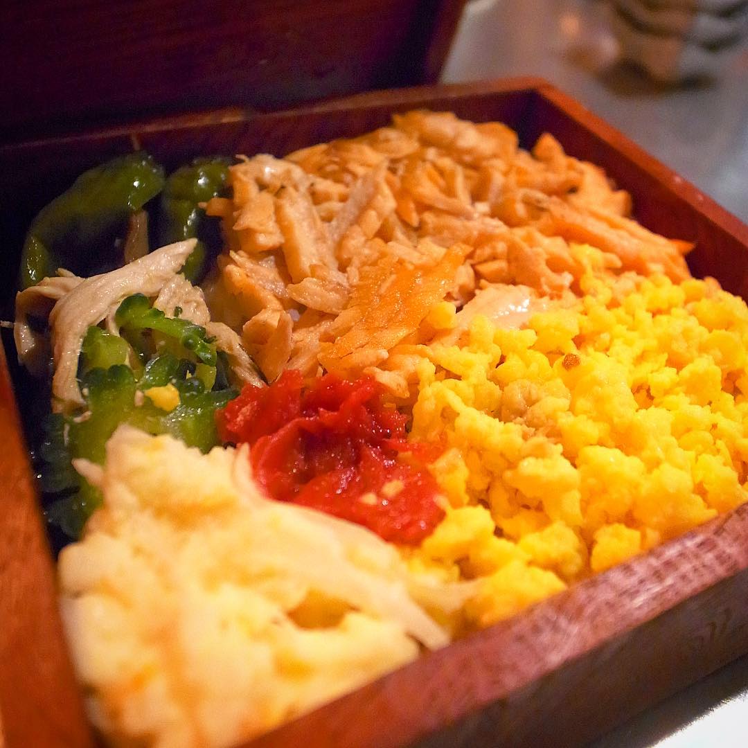 さてとワタクシokayan、今夜はご宴会の余りものなどなどで珍しく夜賄いは小さなお重で「夜弁」を作ってもらいました！鮭と玉子の二色ごはんに、ポテサラししとうと砂肝いため、ゴーヤと蒸し鶏のサラダに梅干し…小さくてもしっかりうまかった！お腹いっぱいごちそう様でした！（お）