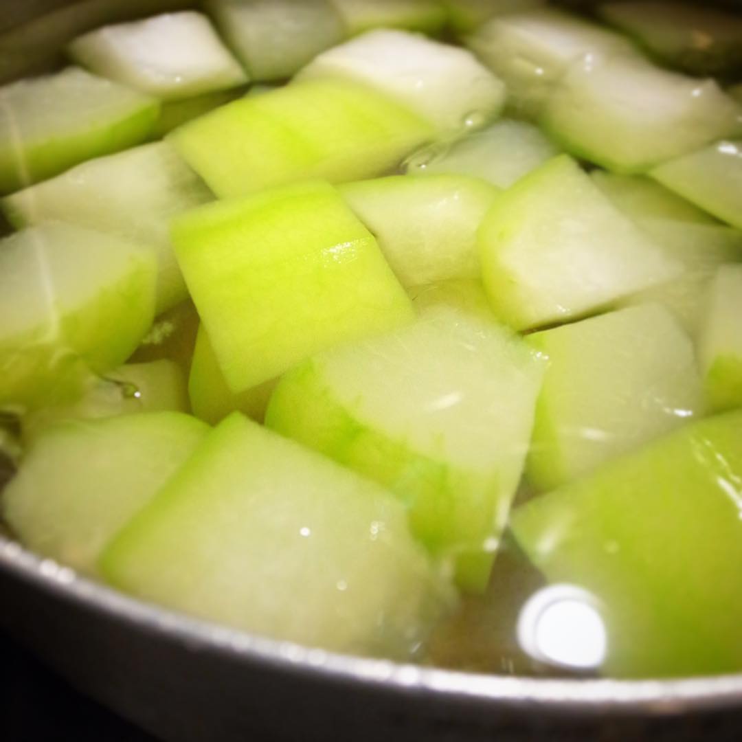 さてと今季初登場の冬瓜をさっくり下茹でして翡翠色、今夜はあっさりやさしいそぼろ煮でお目見えですよ！ほっとする味、夏ですなー（お）