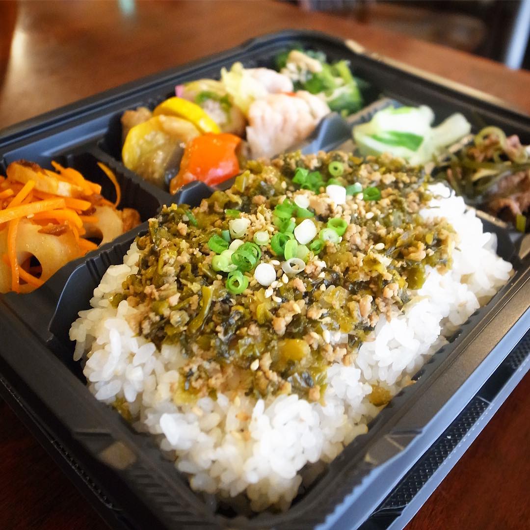 さてと今日はホール係南ちゃん、店長ミヤザキにお弁当をリクエスト！ちょこちょこ惣菜盛り合わせにとどんと高菜そぼろのどんぶり的弁当！あー、おいしそうです！すぐさまたべたいです！（笑…今おなか空いてます！）（お）