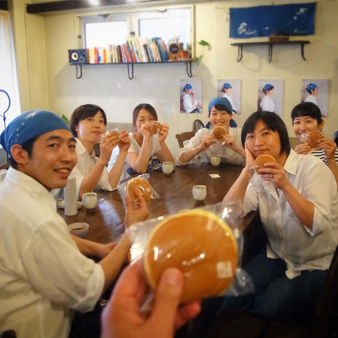 さてと今日のお茶請けは…ここんとこちょこちょこご来店はすでにすっかり常連さん…池袋はすずめやさんのふっくらどら焼き！10個差し入れて下さったのは、今年のポスター、当店スタッフ総勢10人と知ってのことなんだろうなぁと、そんなところもホントにしみじみうれしいお茶タイムでした！ありがとうございました！（お）