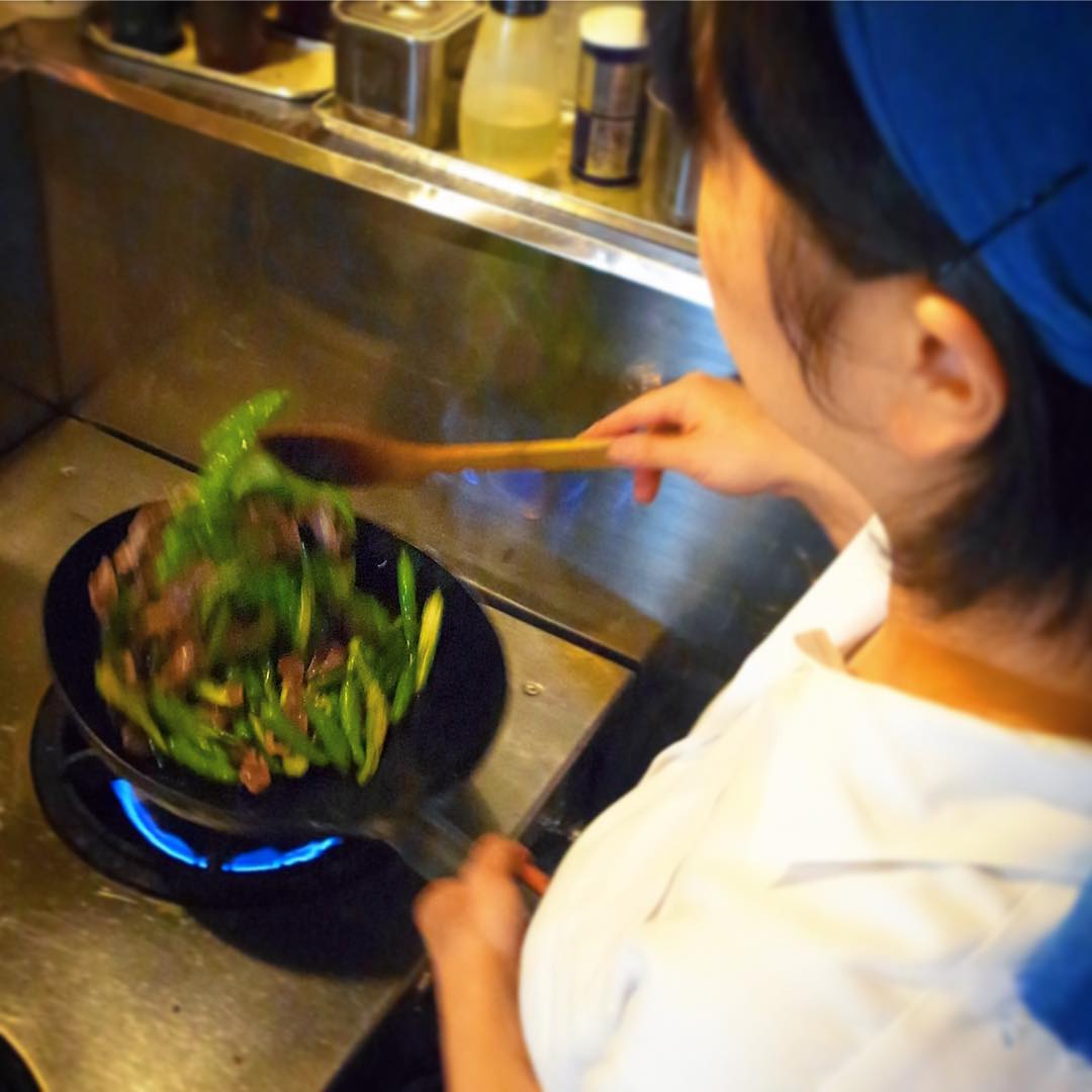 さてと今週もはりきってまいりましょう！と月イチ連休明けの水曜日、店長ミヤザキじゃじゃっと砂肝とししとうの山椒しょう油炒め！ワタクシも大好物！（笑）（お）