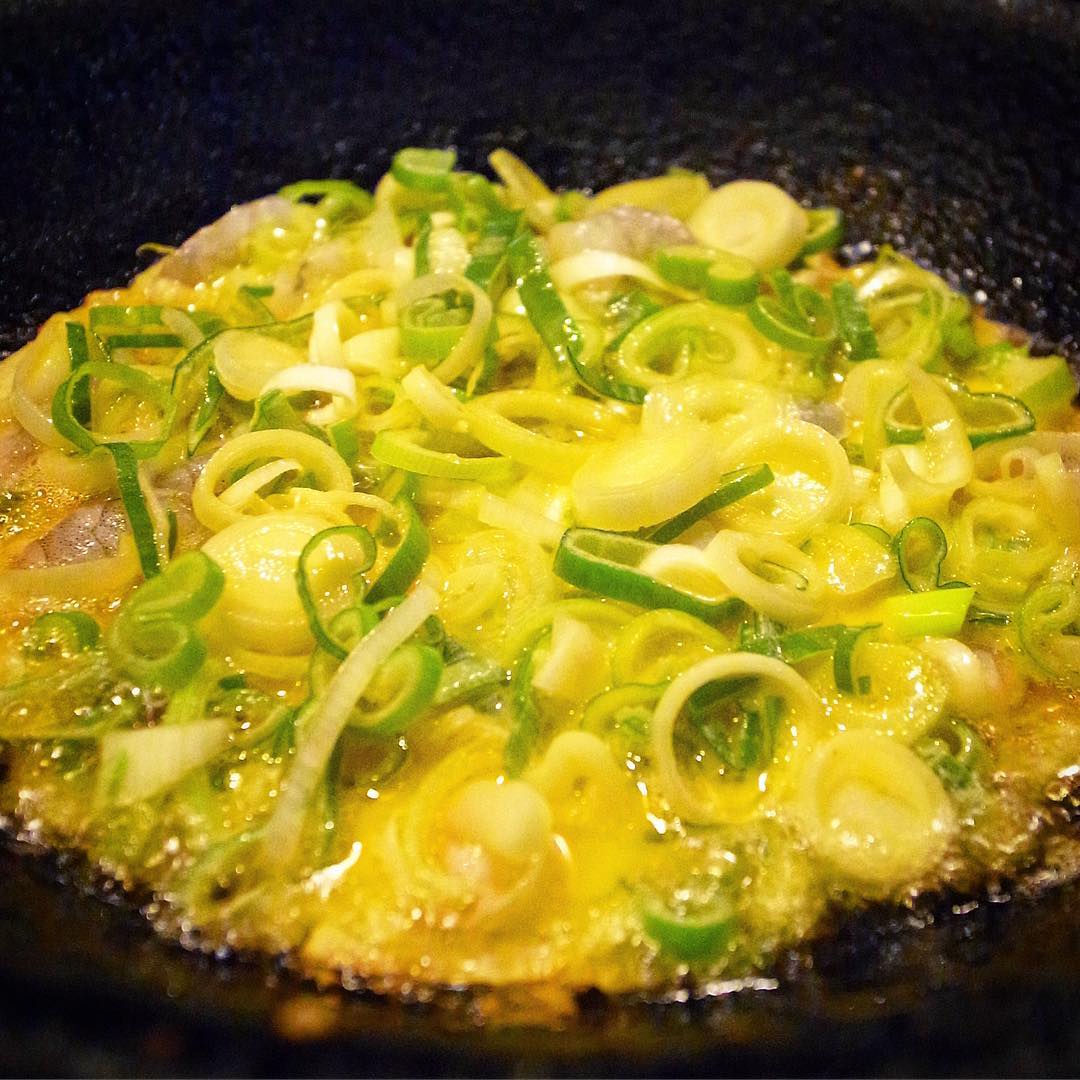 さてと今週登場するやいなややっぱり人気はチヂミ！今夜はさっぱりぽん酢しょう油で「青ねぎとエビのチヂミ」…じゅうっと焼いて、あつあつがうまい！（お）