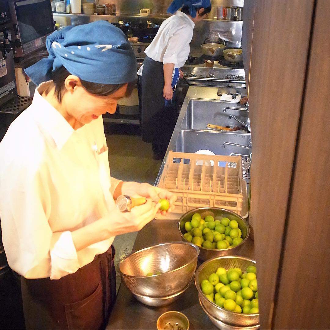 さてと金曜日…午後出勤は沼田さん、今日もいそいそ梅酒漬けに勤しんでおりますね、えぇ、よろしくお願いします〜！（お）