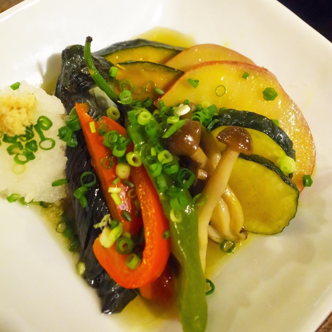 しかし金曜日…今週もお疲れ様ならやさしいお味の揚げびたし！「いろいろ野菜の揚げびたしサラダ」がおススメ！夏野菜しっかりがうれしいね！（お）