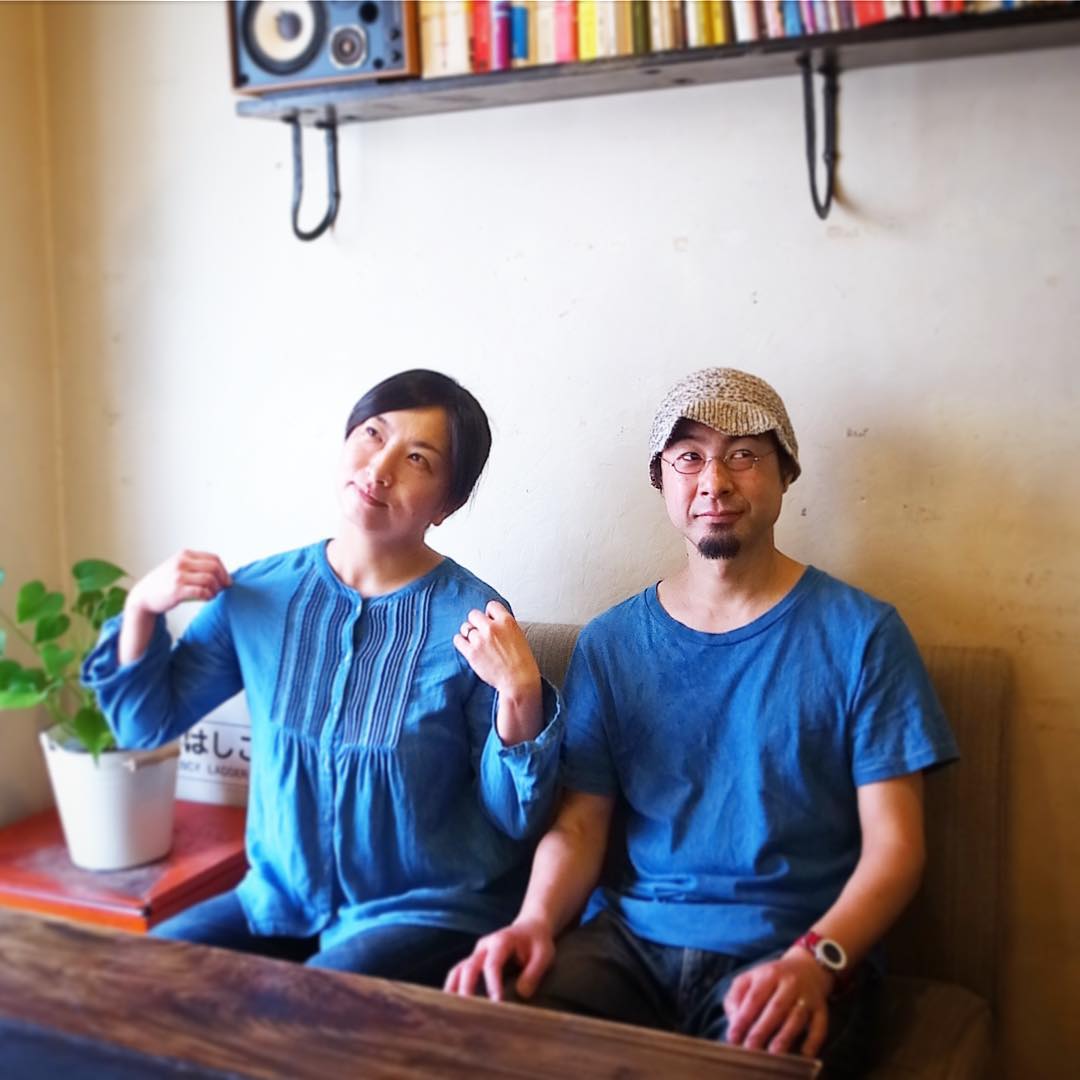 と、もちろん藍染は液が余ってさと（笑）ワタクシドモオーナー夫婦、あれこれあんまり着ないシャツやらなんやらじゃぶじゃぶと…ま、染めムラもあったりはするけど、普段着なら全然オッケーですかねと、昨日二人で着て来てパチリと（笑）…あー、余計な写真を失礼しました！（苦笑）（お）