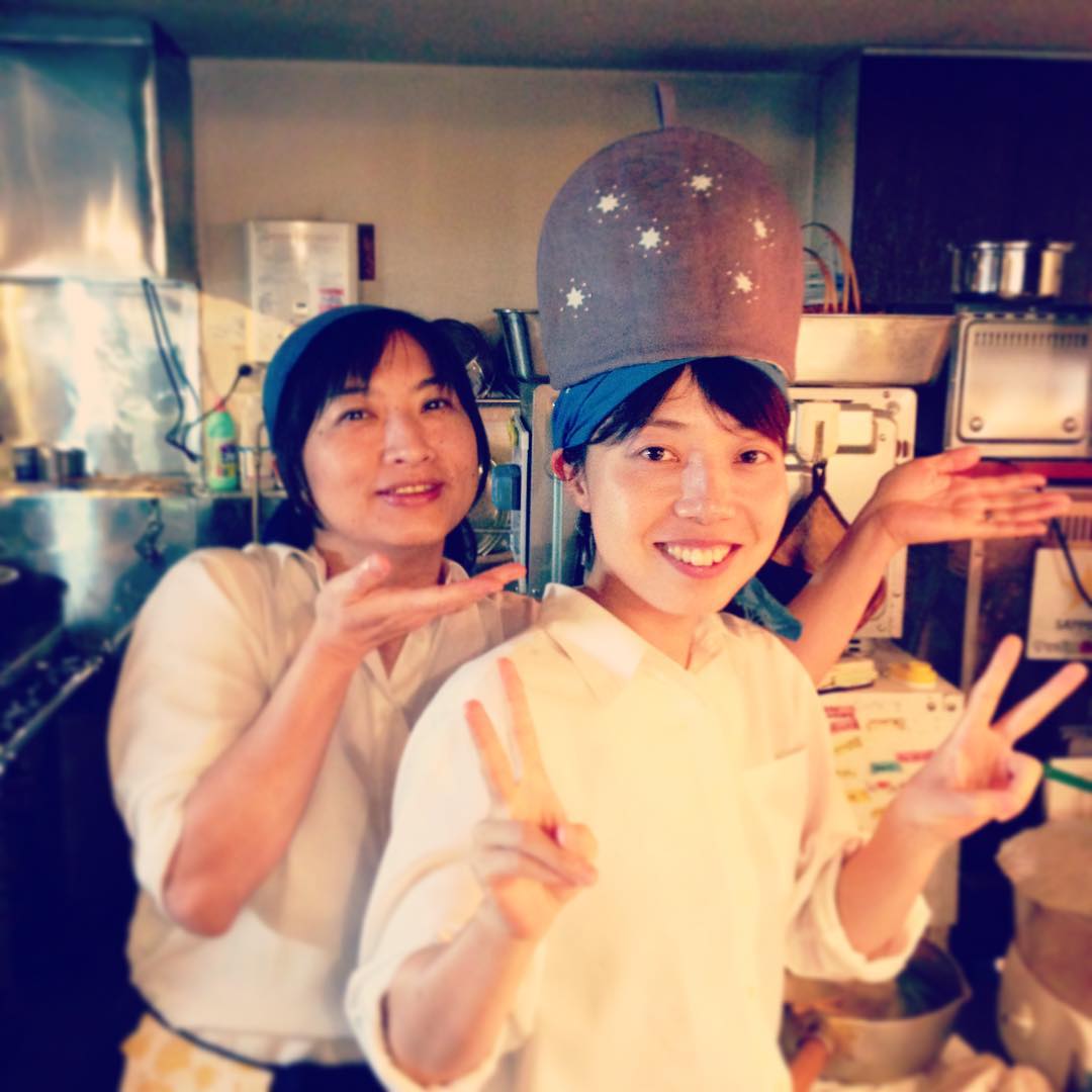 先日、元キッチンのはまちゃんより、13周年祝いにお手製ティーコーゼをいただきました！お店のトレードマークの星の刺繍が、さすがのクオリティ…！現役キッチンのトミーちゃんも大喜びですよ（笑）本当にありがとう、大切に使います！（ぬ）