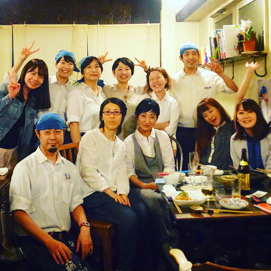 あー、当店周年ウィークの日曜の夜、当店元スタッフが続々とご来店！のだみにささぽん、きめちゃん、いのさん、ミチャ、なほさんにまあこ！いやいや誰と誰が一緒に働いてたんだっけ？と…年表みたいなの作ってもいいかもねと？（笑）ま、でもみんなうちのすてきな娘たち！わいわい楽しい夜をありがとう！（お）