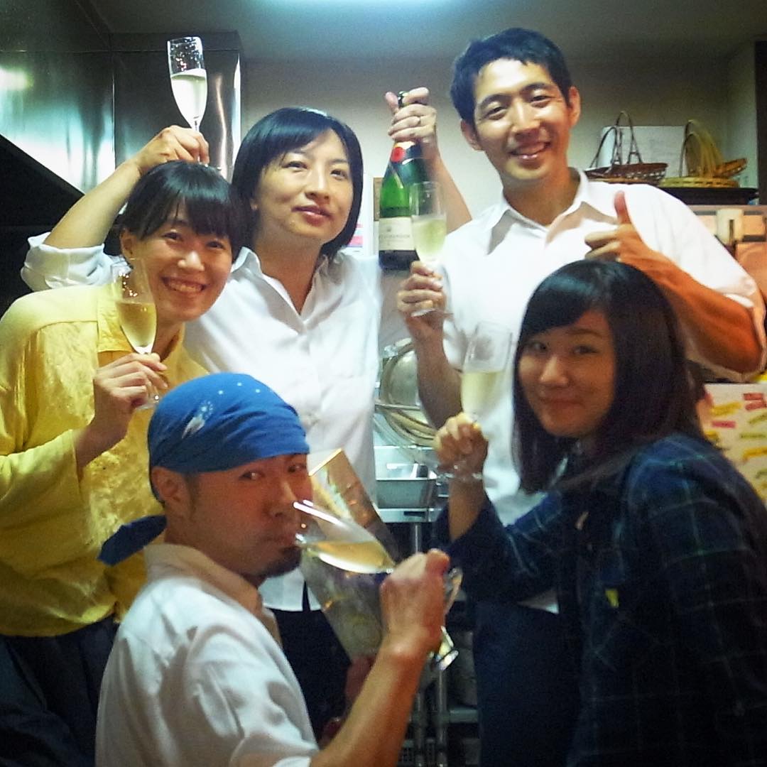 あー、実はこの月曜日は定休日、ワタクシ市民健康検診で明日は仕事終わりお酒もごはんもダメでさと、だったら13周年のお祝いにいただいたピカピカバブリーなシャンパン20歳のやぎちゃんのいる土曜の夜にあけましょう！そうしましょうと仕事上がりは乾杯ですよ！お疲れさん！（お）