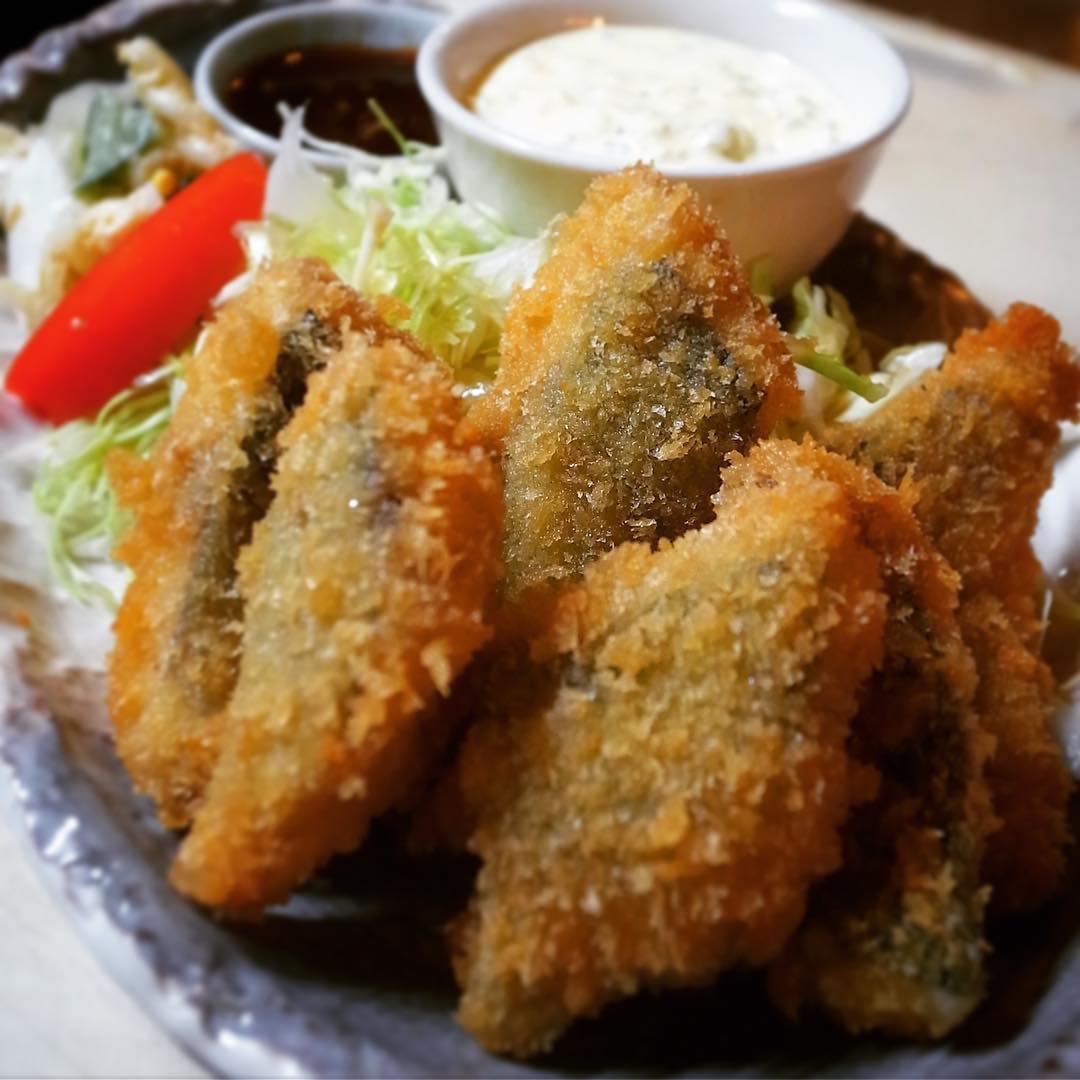 さて！今夜はなんと言ってもからり揚げたて「アジフライ（タルタルソース添え）」！実にシンプルなお魚フライ…すかっとひえひえ生ビールのおともにどうぞ！…って、ワタクシにもぜひ！（オネガイシマス！…笑）（お）