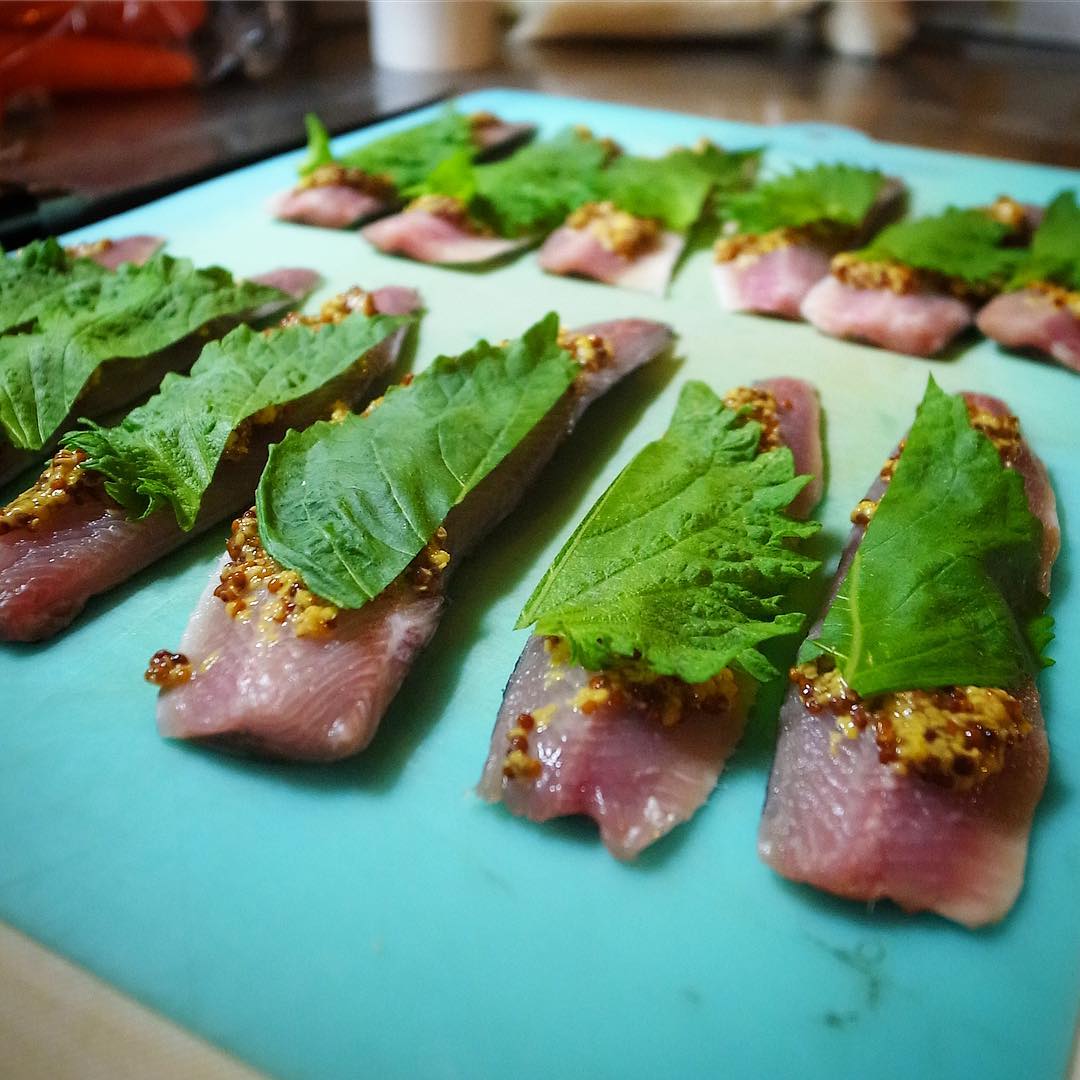 昨夜は早々に完売御礼でしたアジフライに代わって、今夜のお魚フライは「いわしのマスタードフライ」いわしの切り身につぶマスタードと大葉を合わせてからりと揚げたてあつあつフライ！もちろん父の日はすかっと生ビールにうってつけ！（お）