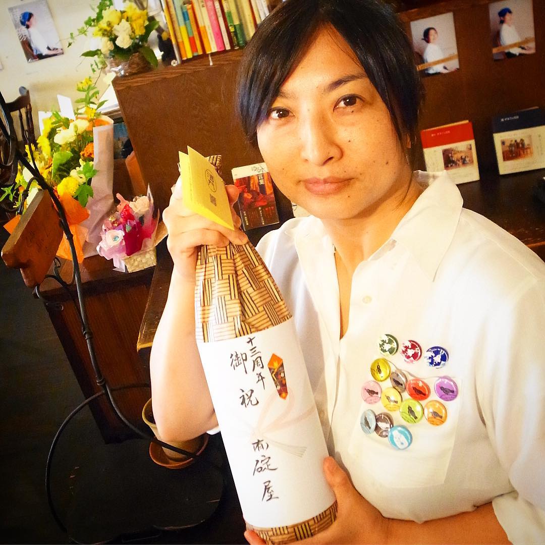 本日日本酒配達は地元で人気の酒屋さん碇屋さんから周年記念のお祝いをいただきました！（ありがとうございます）お客さんにいただいたお花に店長ミヤザキの胸には歴代リトスタ周年記念缶バッヂも！（お）