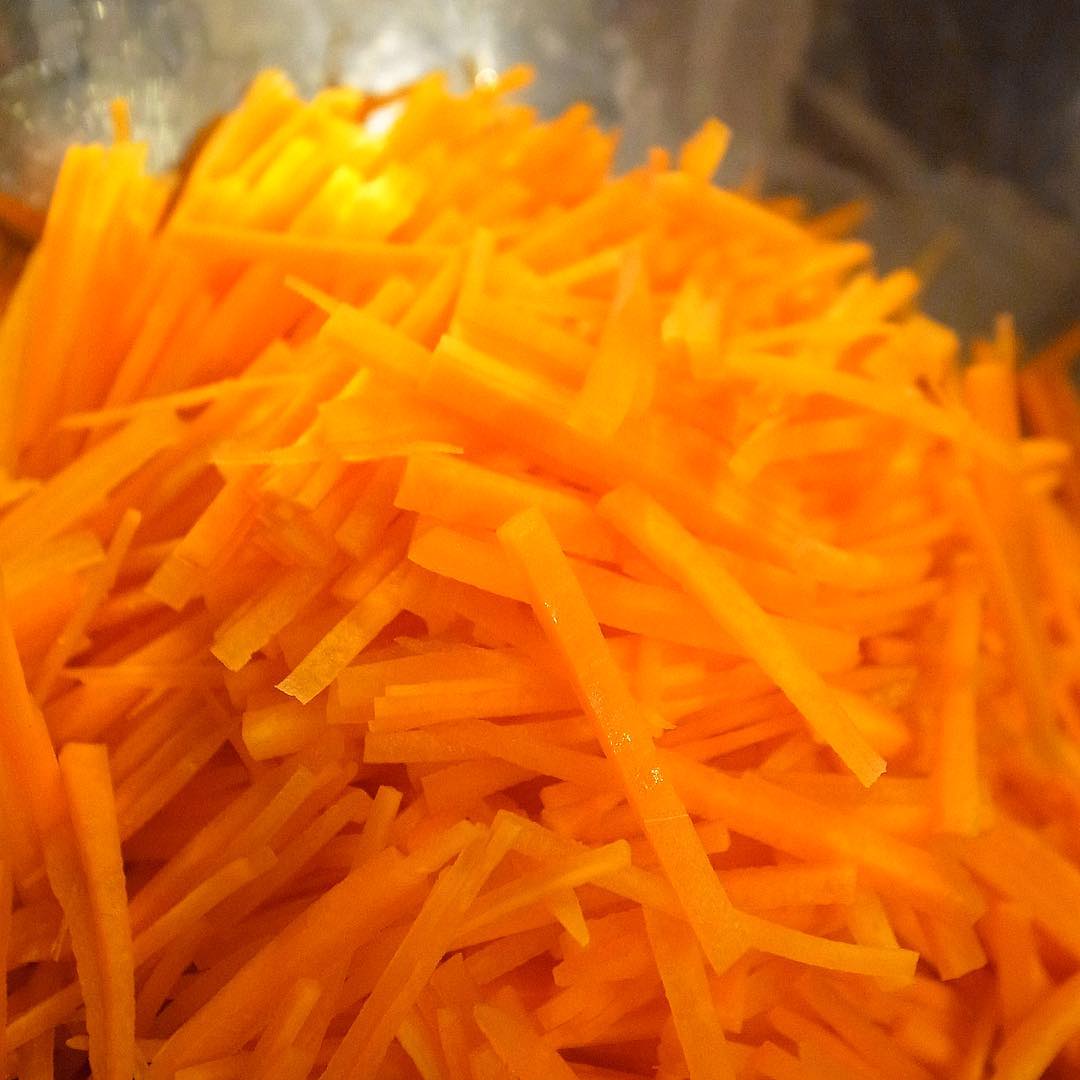 今夜の新メニューはざくざくにんじん！実はワタクシドモ自宅来客の時にミヤザキが実演しつつ作ることが多い「にんじんとくるみのシークァーサーマリネ」！お楽しみに！（お）