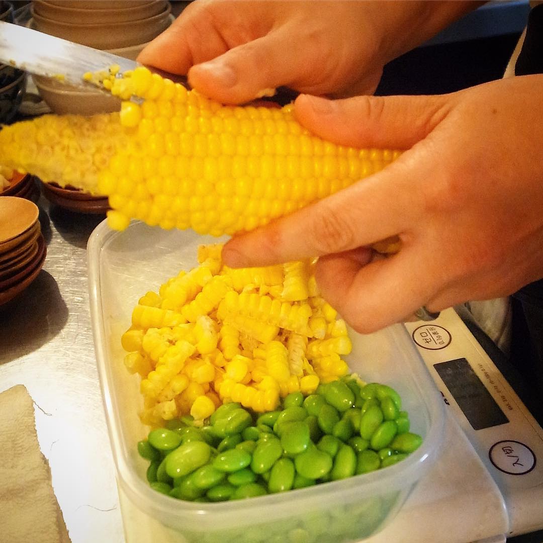 ちょっと久しぶりに夏の白あえは「枝豆ととうもろこしの白あえ」！今回はちょこちょこ盛り合わせにも出来るお惣菜のメニューで登場！まだたべたことない〜って方はぜひこの機会にお試し下さいね！もちろんとうもろこしは缶詰めなんかじゃないですよ！だからおいしい！（お）