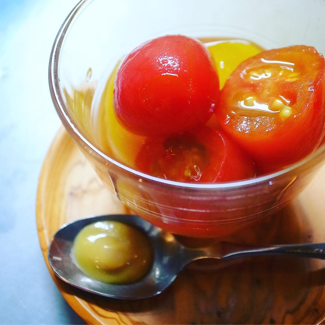 夏の小さな新メニュー！ひんやりおいしい！つるんとおいしい！やさしいお味のだし汁で「ミニトマトのおひたし」！前作にどうぞ！（お）