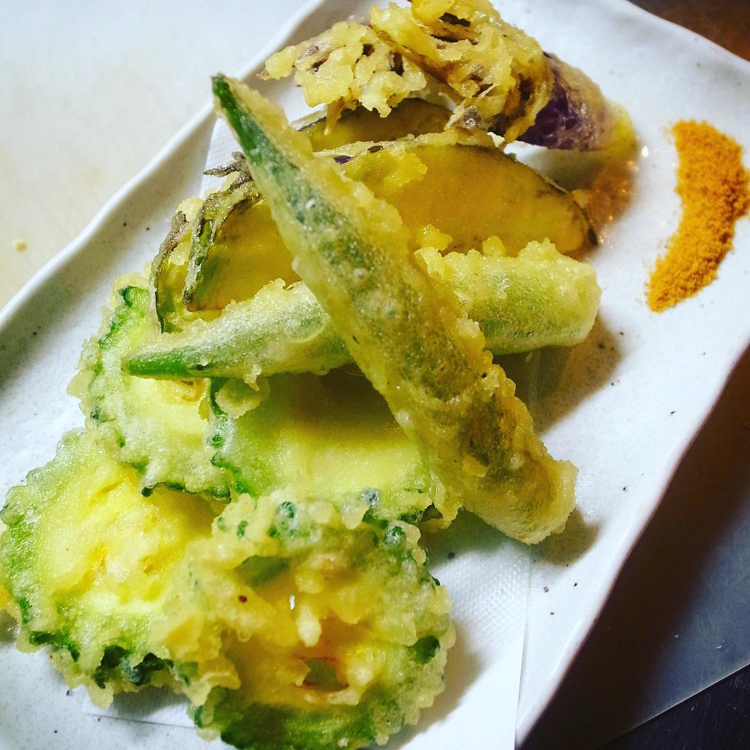 さてさて土曜日…午後からぼちぼちご予約のお電話が鳴ったりしておりますよと、よろしければみなさんもどうぞ！（0422-45-3331）と、今夜のビールの友は「夏野菜の天ぷら盛り合わせ」！間違いない！（お）