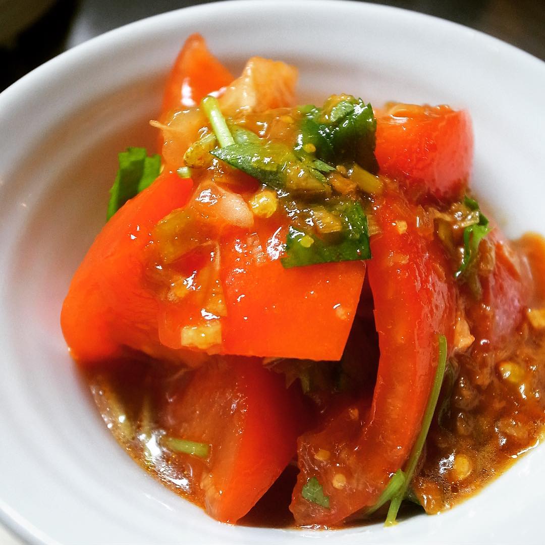 なつです！トマトの季節です！と「フレッシュトマトのナムル」！にんにくに生姜長ねぎの薬味にごま油を効かせたタレでざっくり乱切りトマトをさくさくたべよう！夏バテなんかぶっとばせ！（お）