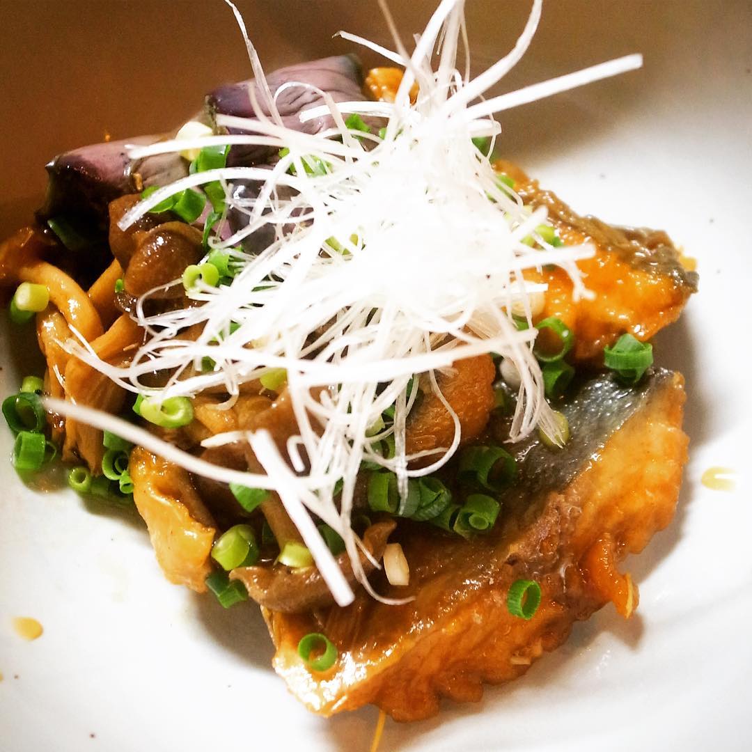 さらに今夜のおススメお魚メニューは「サバと茄子、きのこの揚げ漬け」！さっくり揚げて旨味を閉じ込めたら、自家製甘辛黒酢だれに漬け込みました！ごはんによく合うね！（お）