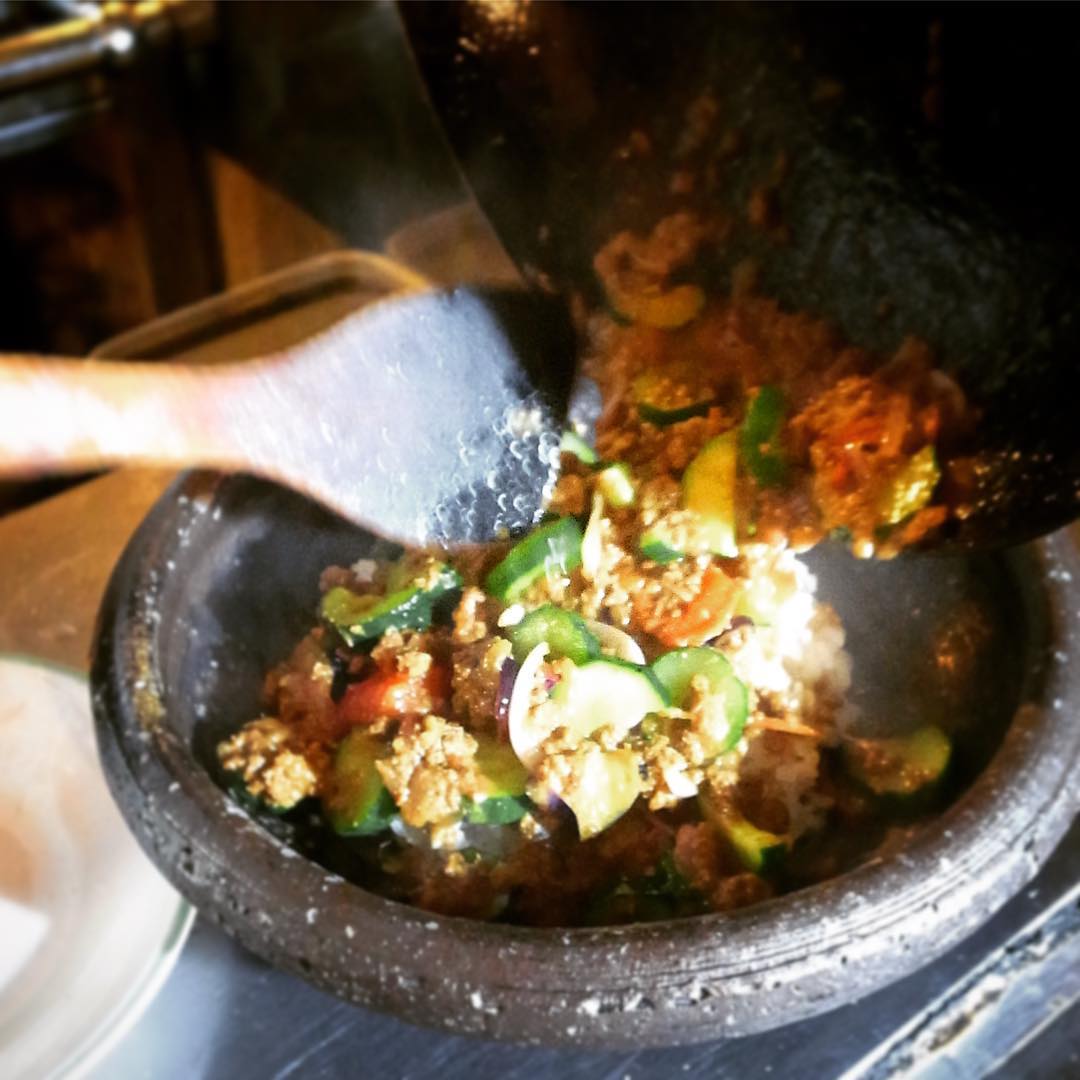 ってな訳で、あっという間にイッチョ上がり！あー！ワタクシもたべたい〜って、今夜はあんまりヒマでさと（苦笑）スタッフみんなで店長ミヤザキが作るのを指をくわえて見ておりましたとさ（苦笑）（お）