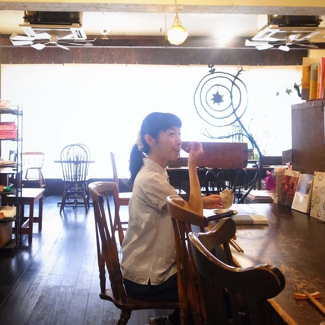 あー、それにしても暑いですねとホールスタッフの南ちゃん、今日は仕事上がりに自腹でひんやり当店手作りアイスは「バナナカルダモンアイスクリーム」をお召し上がりです！いや、実に夏らしい絵ですな！（お）