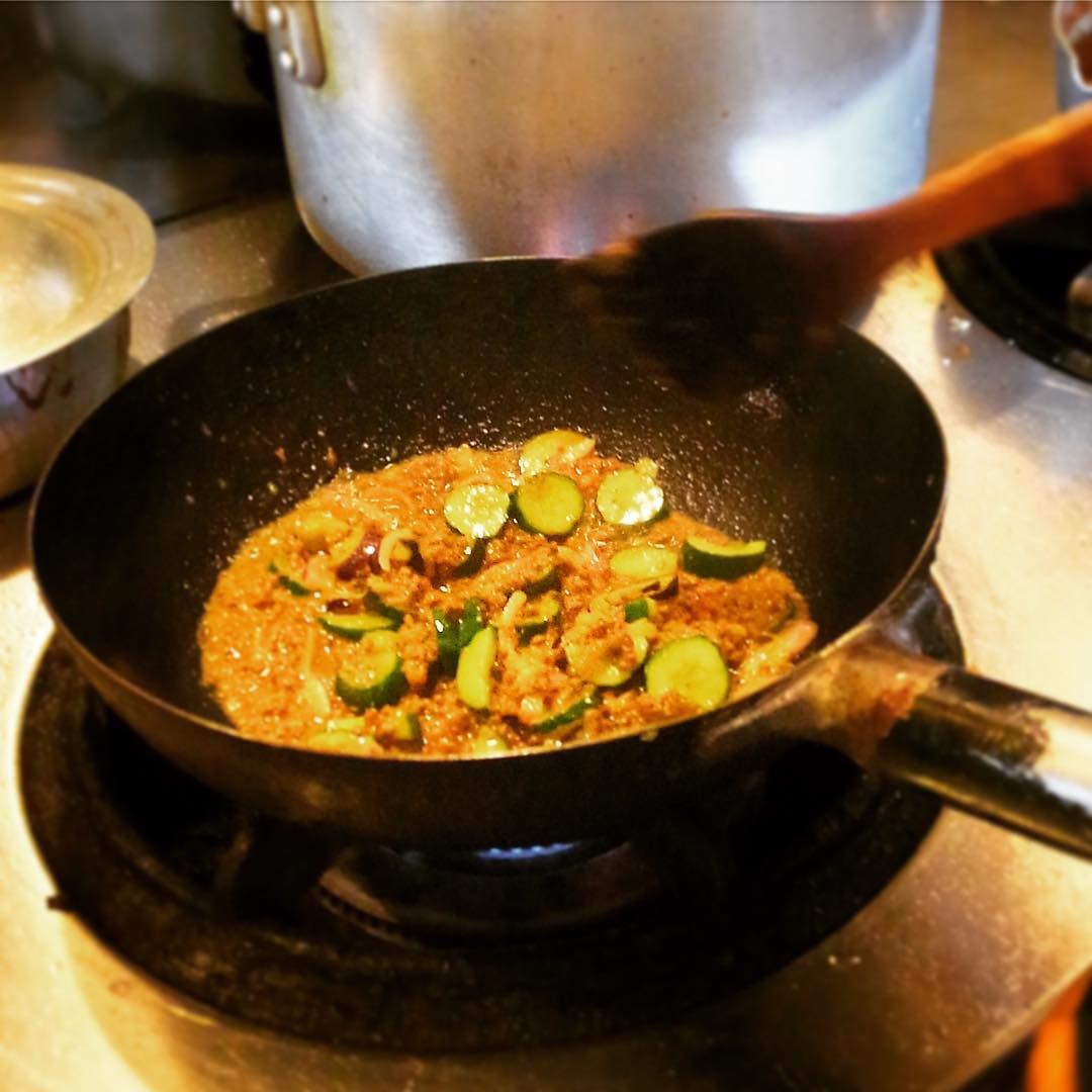 あー、写真ではちっともお伝え出来ないんですけど、とにかくざくざく炒めた時のそのスパイスの香りがホンットにおいしそうな訳ですよ！（笑）（お）