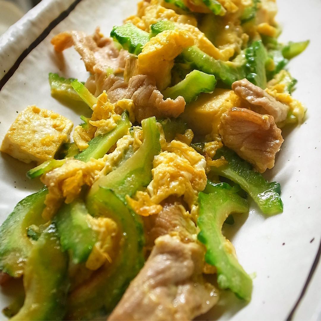 あー、ホント夏本番さながらは夏バテしそうな暑さですねと、そんな時は夏一番の元気メニュー！「ゴーヤチャンプルー」！なにも説明はいらないね！ただ、たべればそれですなはち元気ですよ！この夏もぜひ！（お）