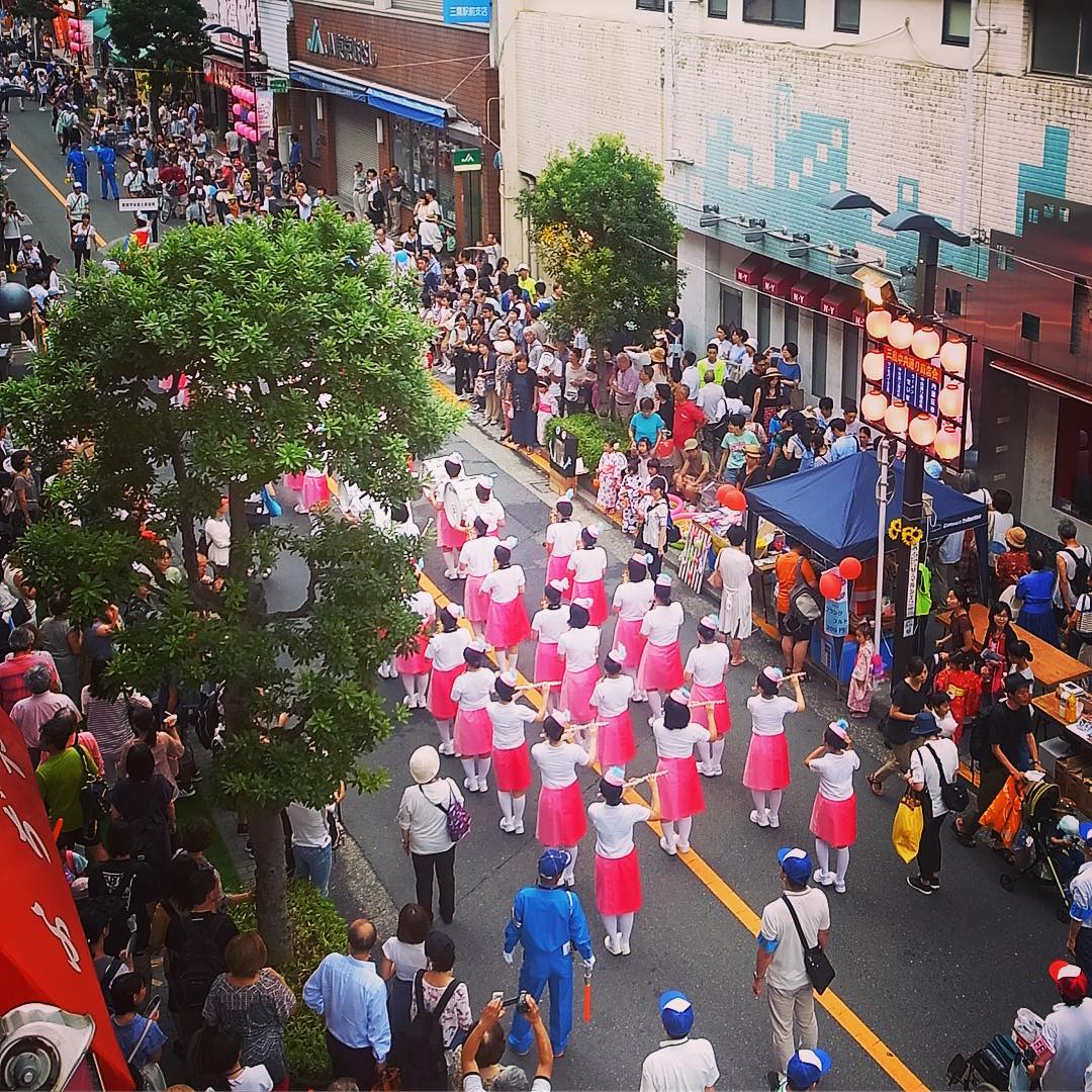 三鷹駅南口は中央通り商店会の夏祭り！あー、雨が降りそうよ？いつ降るのと気を揉みつつも、着々と盛り上ってきてるようですよ！富士鼓笛隊のみなさんのパレード、曲は星野源「恋」！（お）