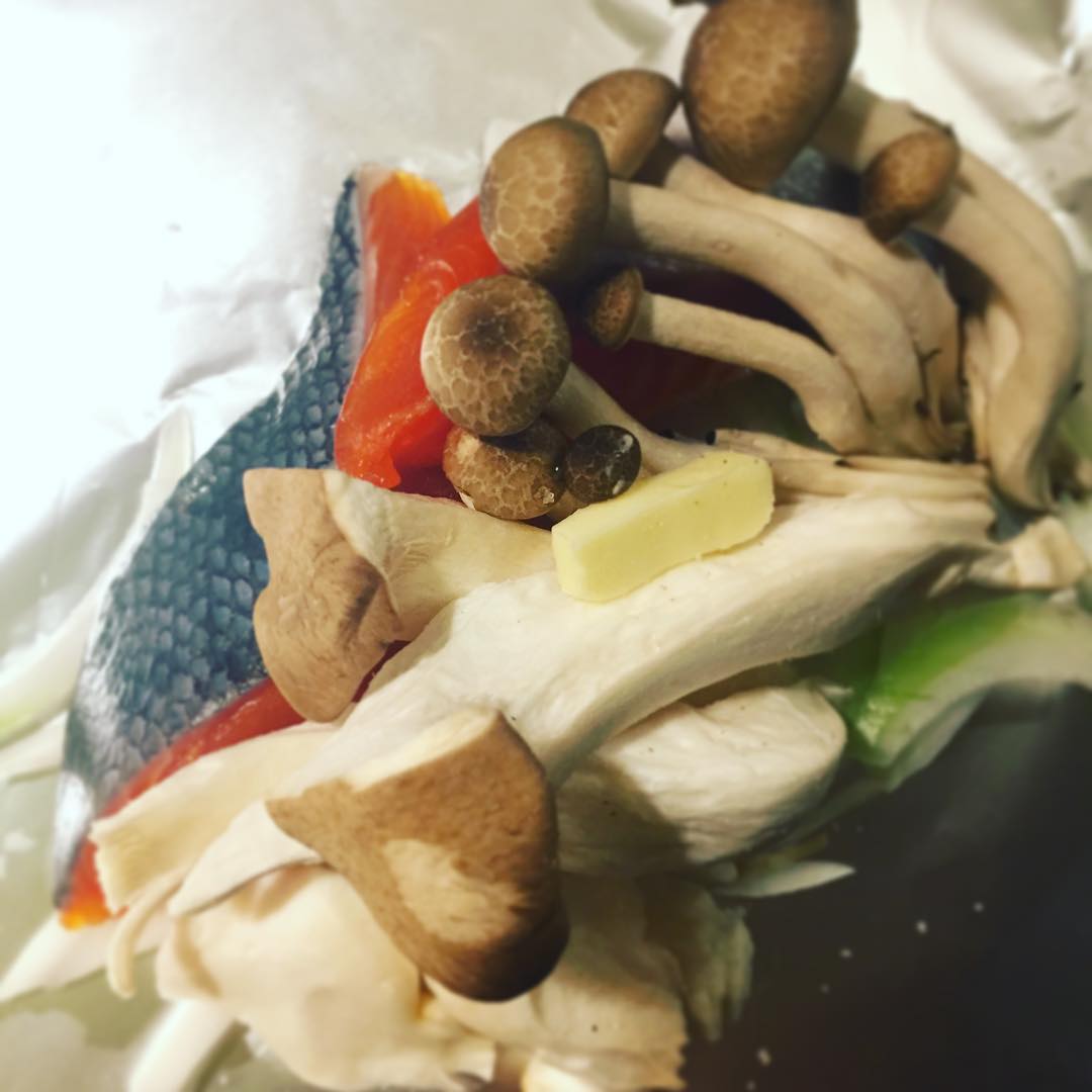 明日の「あるだけランチ」は、鮭ときのこのホイル焼き！ほんのりバター風味をポン酢でさっぱりといただきます！限定9食、売り切れ御免！（麻）