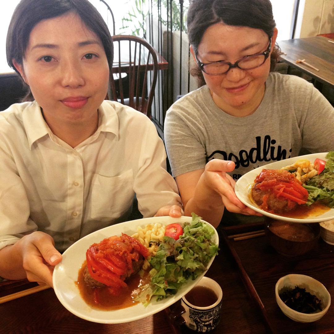 お揃いのまかない！夏季限定「トマトハンバーグ」です。夏の食欲のない日でもトマトのジューシーさでさっぱり美味しく。タルタルソースをかけるとハンバーガーのような楽しさが。盛況なランチのあと、パワーチャージさせてもらいました。(うめ')