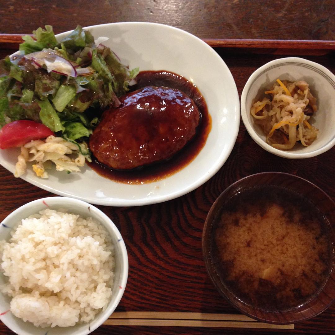 今日のまかないは「ハンバーグ」です。お客様に大人気のハンバーグ。お客様のテーブルに運びながら今日はハンバーグだ︎と決めていました。
ふわふわ、ジューシーなハンバーグ。すごく美味しいですよ。みなさん、食べに来て下さい。でも明日は定休日なので火曜日のランチお待ちしております(い)
