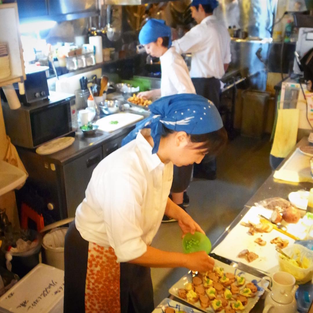 今日はビルの地下はヒロヤショップのワインセラーで開催は若旦那タカヒロさんのワインと音楽の会！ケータリングのおつまみピンチョスのご用命にキッチンフル回転！（お）