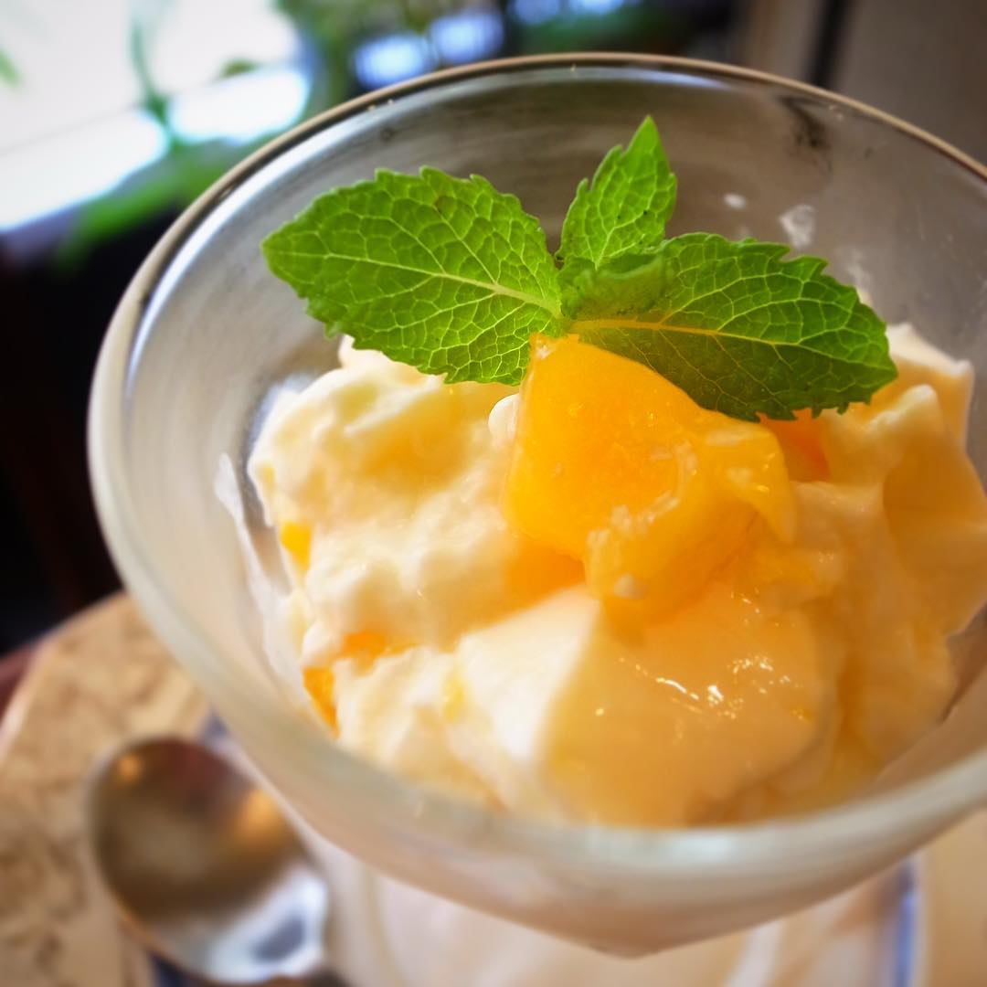 今週から季節のデザートも切り替えで夏の人気メニューはこいけ菓子店謹製！「マンゴープリン」！春のババロアに続いてLサイズもございますよ！ひんやりお見逃しなく！（お）