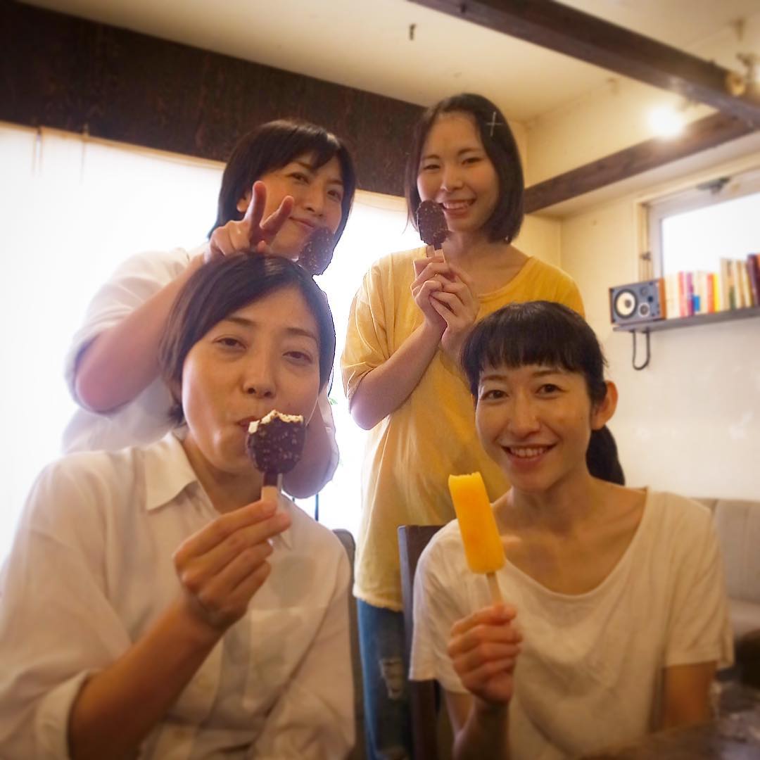 あー、すっかり真夏は7月土曜日のランチは中盤からおしまいまで大賑わい！いや、みんなよくがんばったね！お疲れさんと、賄いのあとはひんやりアイスがうれしいね！（お）