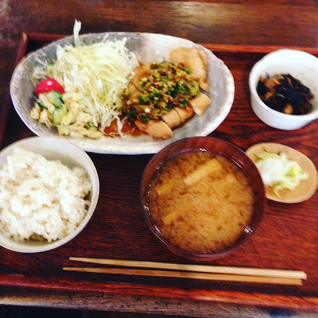 今日のまかないは「鶏のから揚げ・中華香味だれ」です。
今日は新しい仕事を何個か教わり少し頭の中が混乱していますがまかないは美味しかったです。忘れないうちに頭の中を整理します。(い)