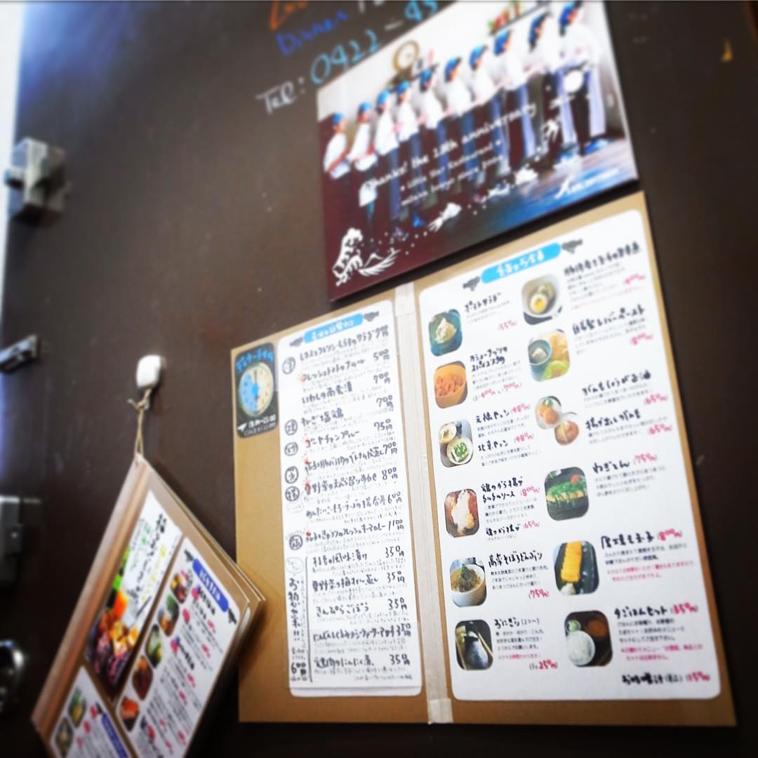 先週末からビル3階は当店入り口のところにも夜のメニューを張り出すことにしました…デザート&ドリンクメニューは引っ掛けてありますので、ご利用下さいね〜（お）