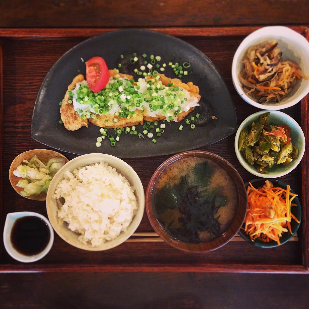 ちょっと小さめのねぎとん肉だったので、とお惣菜小鉢付きの豪華まかない！夏バテしててもナゼかスイスイ食べられる、リトスタ賄いの不思議…！ご馳走さまでした。明日からリトスタは夏休みに入ります、よかったら今夜はリトスタご飯いかがですか^ ^（ぬ）