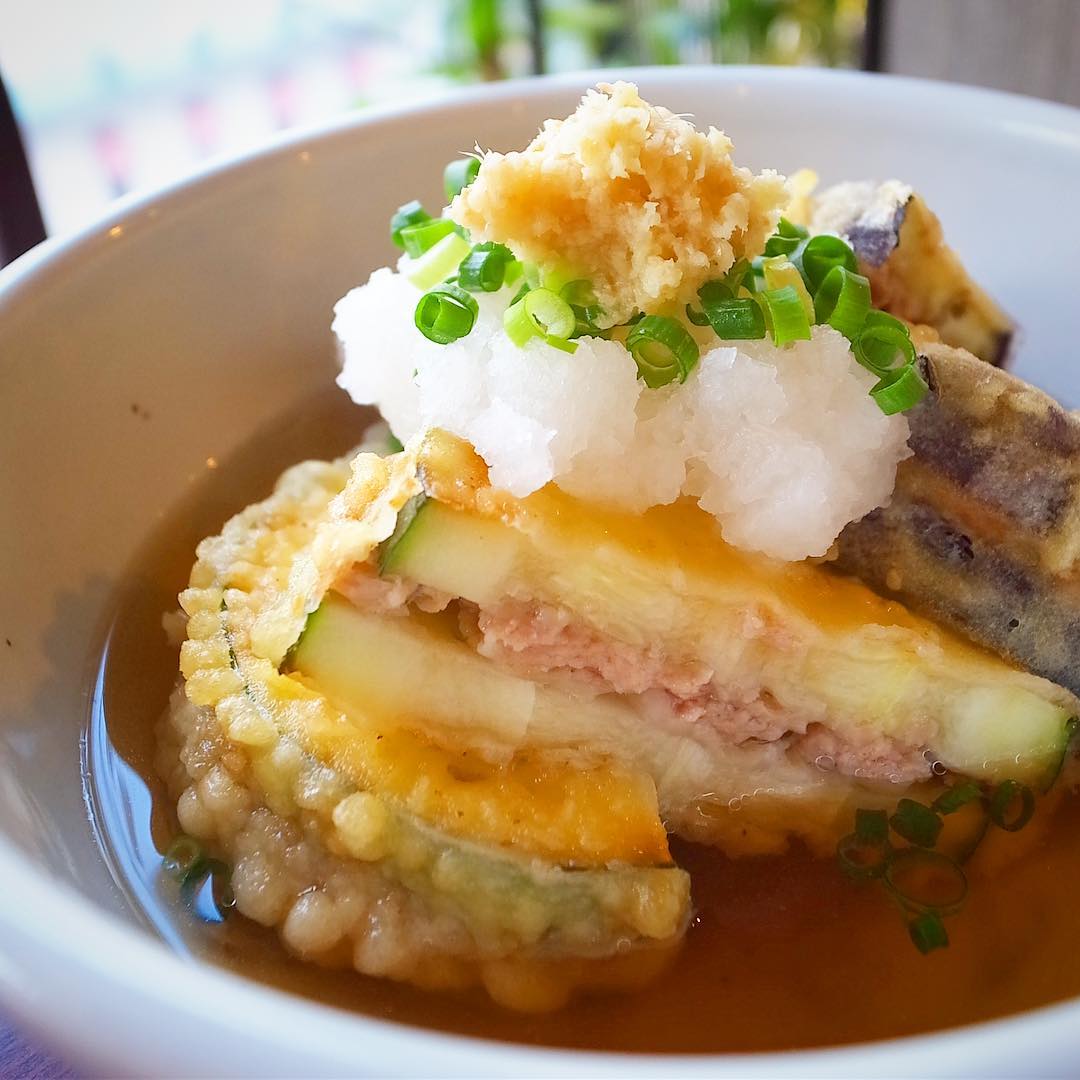 夏の人気のはさみ揚げは「茄子とズッキーニのはさみ揚げ」！今夜はやさしいお味の揚げだしで初登場！日曜日の夜、お席のご予約もオッケーよ！（0422-45-3331）（お）