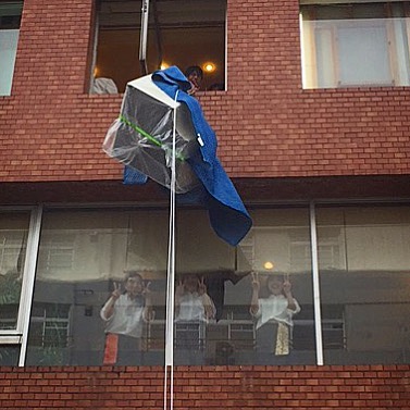 いや現在新規開店工事中の4階にソファをエイヤエイヤと搬入…って、3階のひさし部分はなんとか越えたけど、さすがに引き込むことができず…残念ながらこのあと断念されましたが、いや、とにもかくにもご苦労様でした！（お）