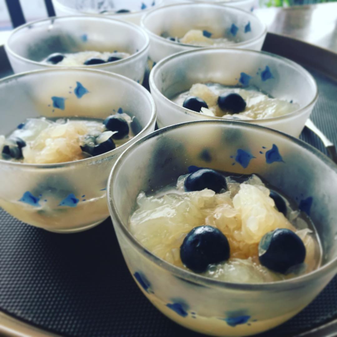 先日の月曜日、素敵なご夫婦のお宅へお招きいただきました。最後に手づくりデザートとしていただいたのがこちら！グレープフルーツのゼリー。ブルーベリーとグレープフルーツのマチェドニアをのっけてあります。
スタッフに食べさせたい！と、おみやげにいただいてきてしまいました。おもてなしの見本を見せていただいたような、良い1日でした！（麻）