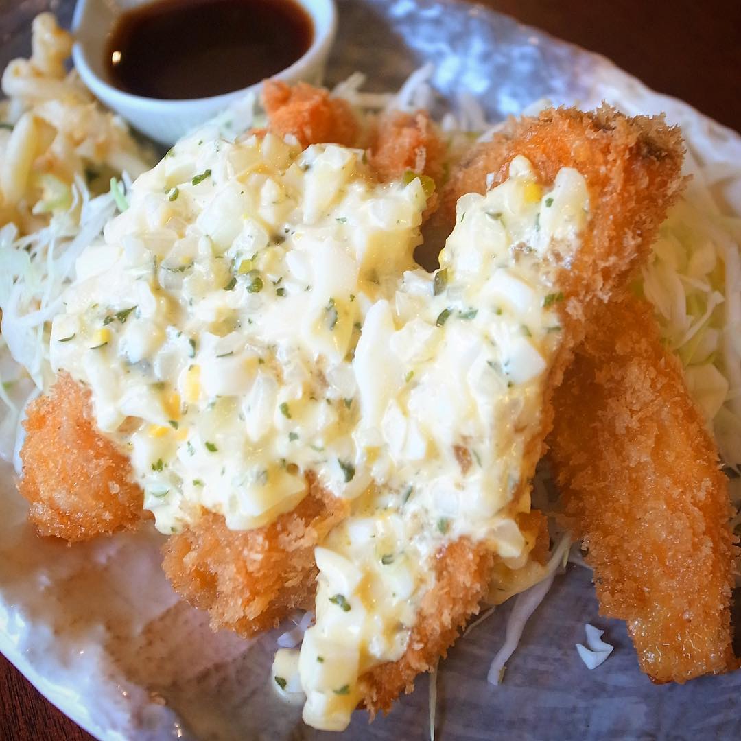 あー、ランチ日替わり人気メニューだったのにさと（苦笑）、なので夜も登場！「エビフライときのこのフライ・タルタルソース」！いや、今夜のビールのお伴にどうぞ！（お）