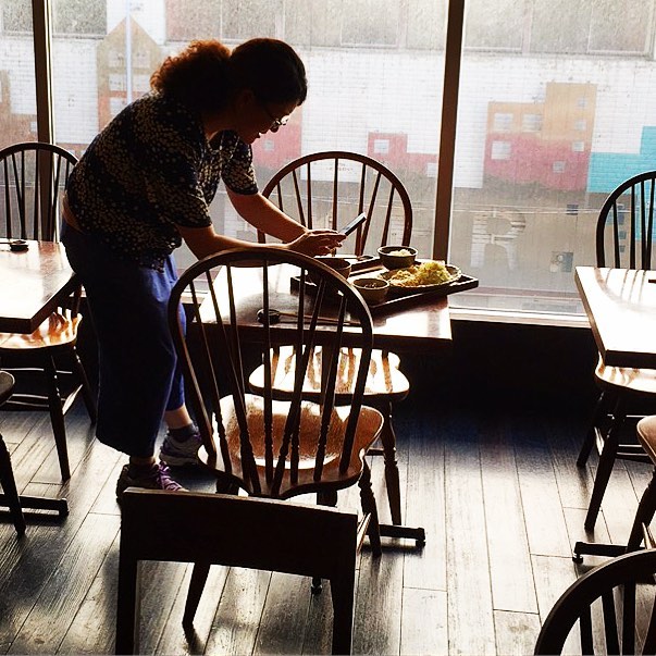 さーて！このあとはお待ちかね！いつものウメさん、賄い写真がアップされるよ！（笑）今日はわざわざ窓際明るいところ、店長ミヤザキに撮影指南も受けつつ…当店スタッフ中最もiPhone写真はベテランウメさん！お楽しみに！（笑）（お）