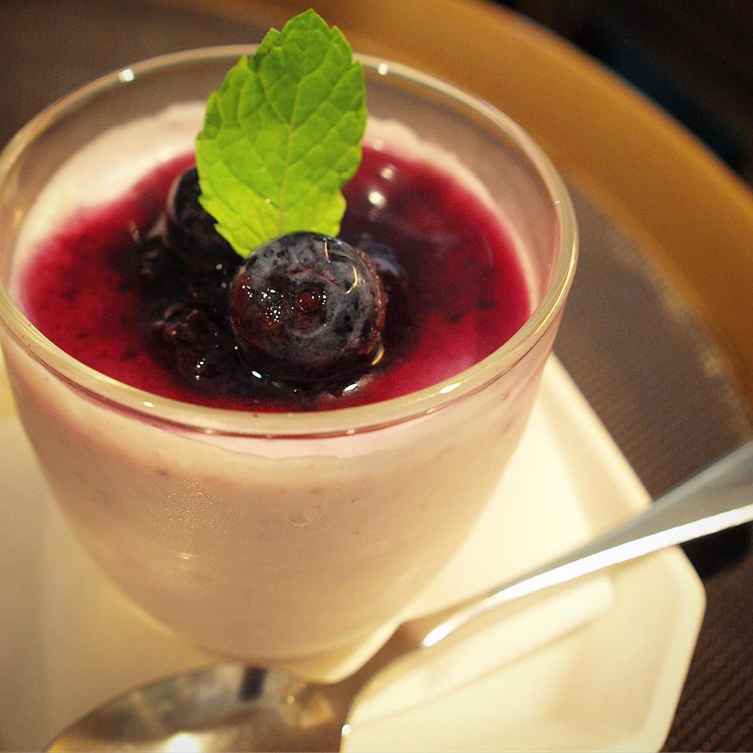 本日解禁は季節のデザートは「ブルーベリーのレアチーズケーキ」！こいけ菓子店謹製は三鷹産のブルーベリーのさわやかなおいしさ！…って、すでに初日本日のランチでサクレツ！（笑）あー、夜は追加納品もしてもらう予定です！（苦笑）ぜひ！（お）