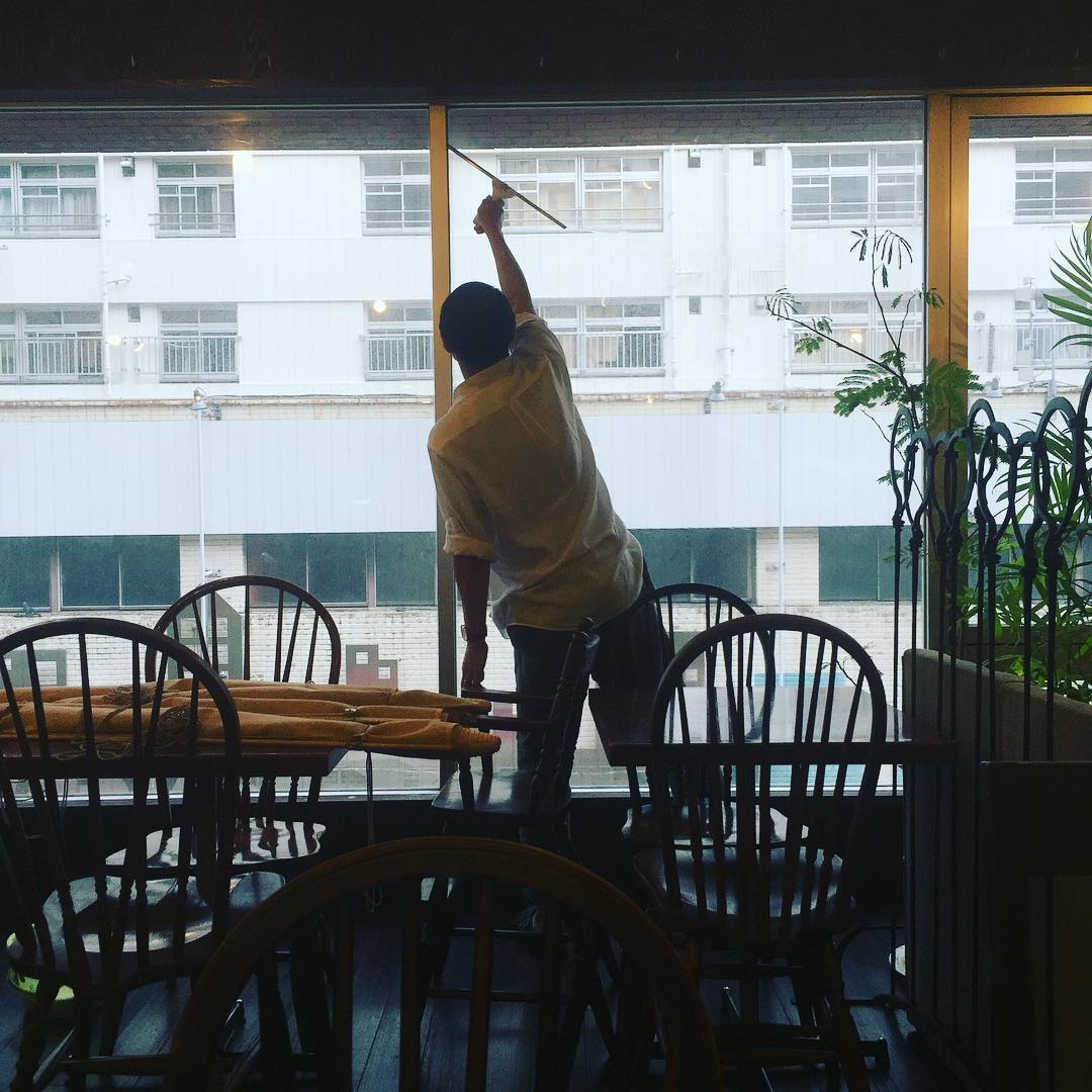 最近、ロールスクリーンを開けるようになりました。あまりに暇なので、外を通る人に少しでも気づいてもらえるかな？と思いまして。前はパチンコ屋さんの看板が大きくて派手すぎて、開けることが躊躇われましたが、最近のリトスタはオープンマインドです。
そんなわけで、掃除のバイトをしていたことのあるokayanが技を駆使して、窓ガラスも磨いております。綺麗になったねー、でも外側から掃除できないのが残念！
ともかくちょっと明るくなったリトスタ、お客様のお越しをお待ちしております！（麻）