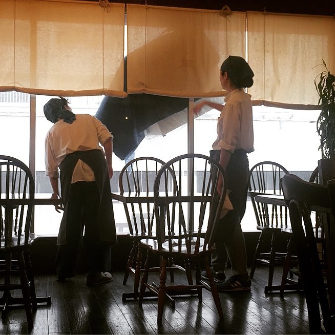 ランチの終わりは客席ものんびりした頃…ゴツンと大きな音がして（多少振動したくらい！）窓の外はご覧のように、いや、なんですか！なにやってるんですか！？（笑）（お）