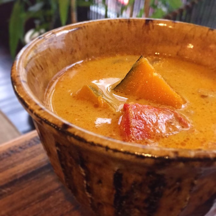 ホッとする煮物でも作ろうかな…と、筑前煮を作ろうとしていたら、こだわり八百屋のヒロヤショップ(大家さん)で、里芋は埼玉のが出るまで待ったほうが美味しいよ!と言われ、じゃあまだ夏モードの野菜をと買って来ましたカボチャ。でも意外とカボチャの煮物って、好きな方は好きだけど、興味ない方はお菓子みたいでオカズにならない!っておっしゃいますよね。
それで文句無くオカズだし、夏のようだけど秋めいてる、あったかいけど食欲も出るメニューにしようと考えた結果、超久々に作りました!
スリランカ風カボチャのカレー。
スリランカと言えばモルディブフィッシュという鰹節みたいな食材がよく使われていて、これが個性的でありながら日本人には馴染みのある旨味のあるカレーに仕上げてくれます。カボチャの甘みとトマトのほのかな酸味。辛すぎないけど、後味ほんのりスパイシー。夏の疲れた胃腸にも優しい刺激で食べやすいかと思います。ぜひお試しくださいねー!(麻)